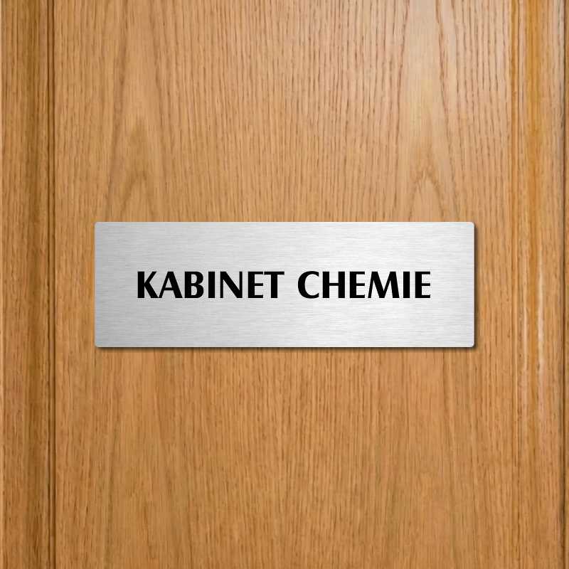 Kabinet chemie, 240x79mm, stříbrná popiska s ozdobou uprostřed